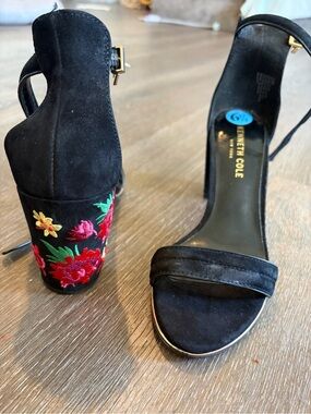 Kenneth Cole embroidered heel open toe heels chunky y2k artsy size 6.5